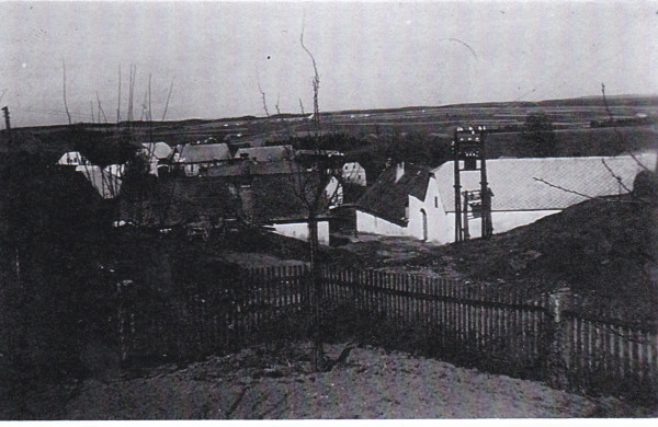 Obecní kovárna, původní cesta do vsi, stará studna s dřevěnou pumpou. Rovněž transformátorová stanice je již minulostí. Snímek před rokem 1945.