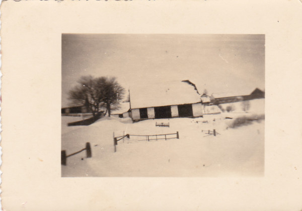 Snímek z let 45-50. Vedle zachovalé stodoly jsou na snímku zachyceny budovy statku  č. 3 a č. 4