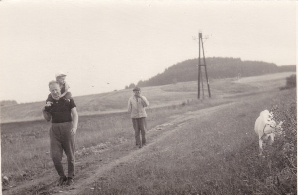 "Svinčák". Snímek z let 1950-55. Vpravo i vlevo podél cesty byla louka.