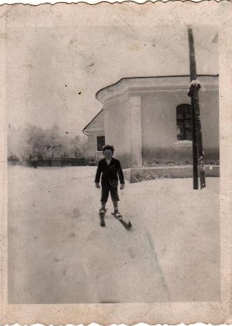 Malý Pepa Holub v roce 1941 na profi lyžích získaných ze směnných obchodů za máslo a vajíčka.
