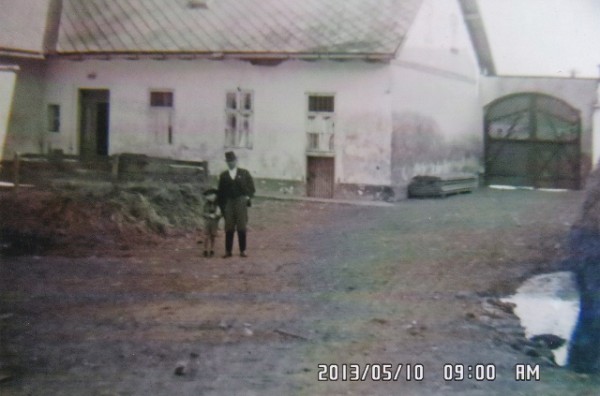 Matthias Bruni mit Sohn Fritz im Hof in Gossau. Heuete Nr. 18